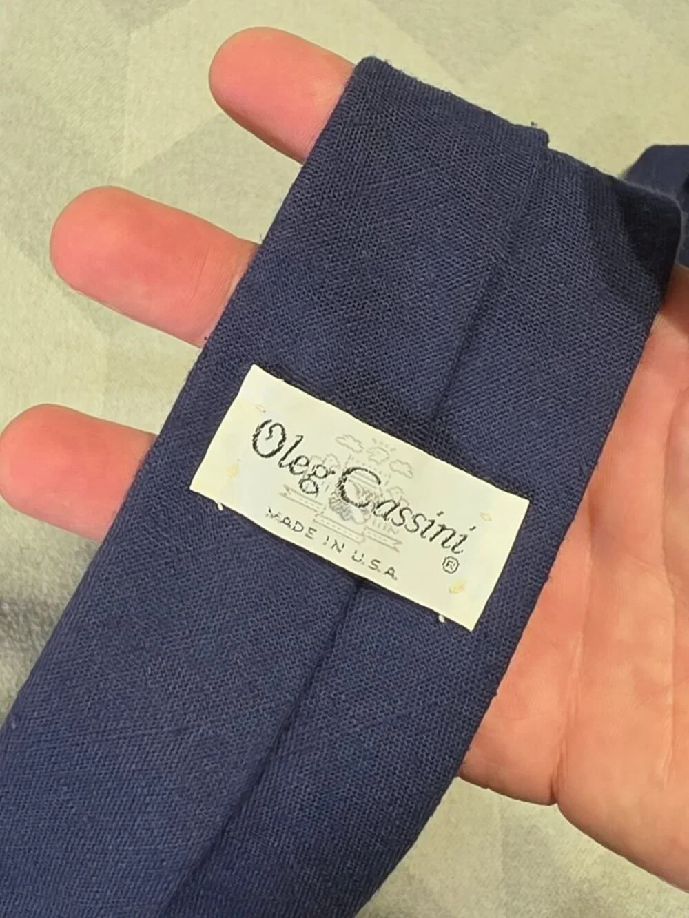 Oleg Cassini Mens Skinny Navy Blue Neck Tie - Made In USA - 2.75